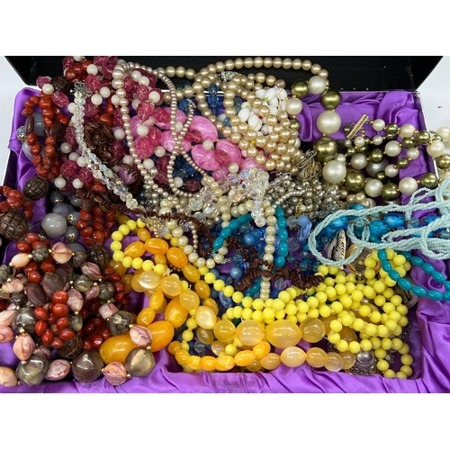 639 - A selection of vintage necklaces