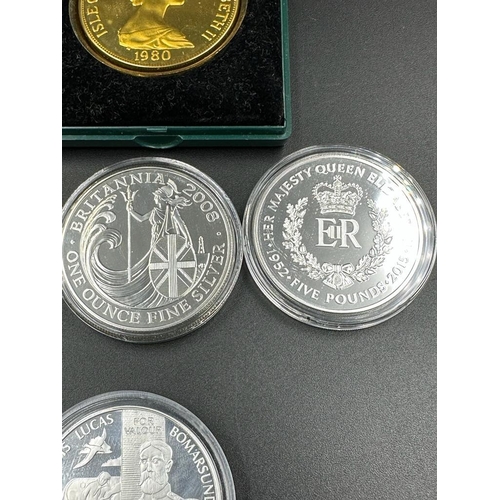 651 - A selection of five silver commemorative coins including a 2008 Britannia.