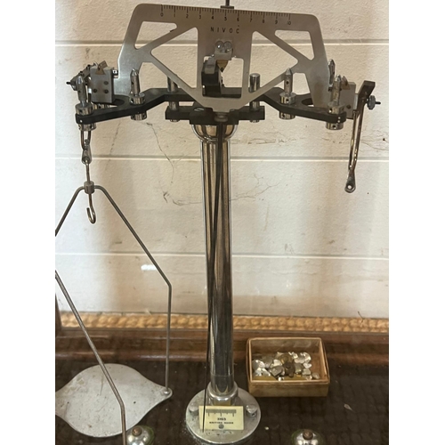 706 - Wandy George and Becker balance scales, sat inside a wooden and glass case (H52cm W40cm D28cm)