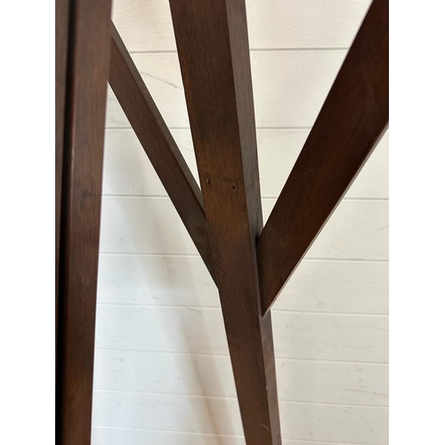 751 - A vintage mahogany easel (H180cm W71cm)