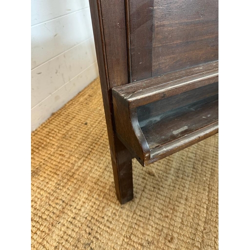 751 - A vintage mahogany easel (H180cm W71cm)