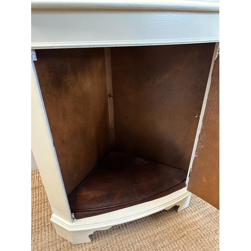 121 - A white painted glazed corner cabinet with cupboard under (H180cm W68cm D40cm)