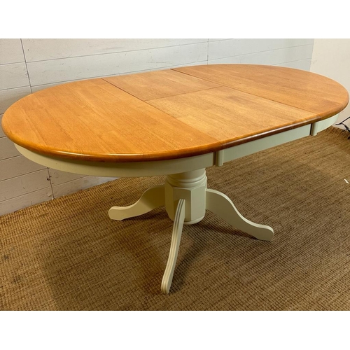 124 - A pine topped extendable dining table on a white painted pedestal base (150cm x 106cm at extension D... 