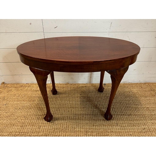 125 - An oval mahogany side table on claw and ball feet (H46cm W75cm D51cm)