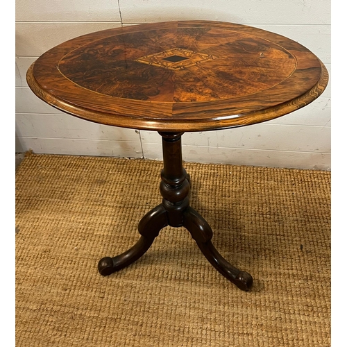 13 - A side table with figured oval top and turned legs (H68cm W65cm D46cm)