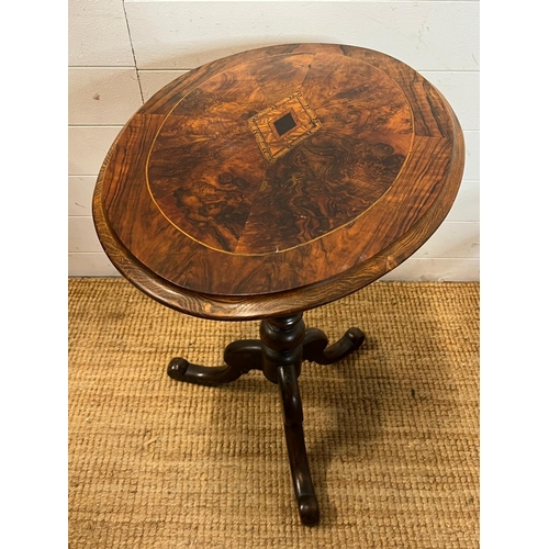 13 - A side table with figured oval top and turned legs (H68cm W65cm D46cm)