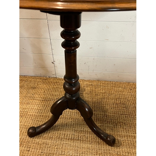 13 - A side table with figured oval top and turned legs (H68cm W65cm D46cm)