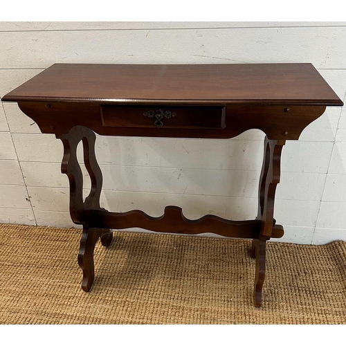 163 - A small mahogany single drawer table (H75cm W86cm W35cm)