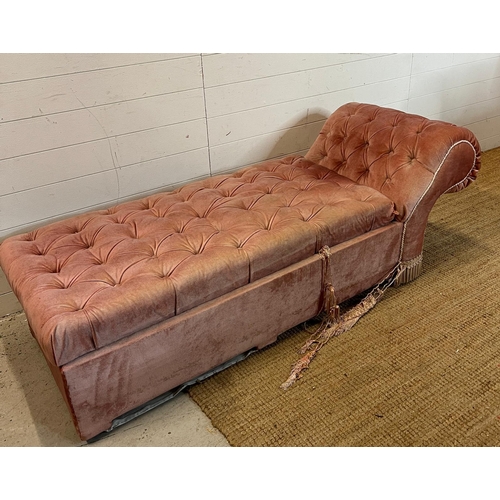 19 - A button back chaise lounge (H60cm W160cm D60cm SH40cm)