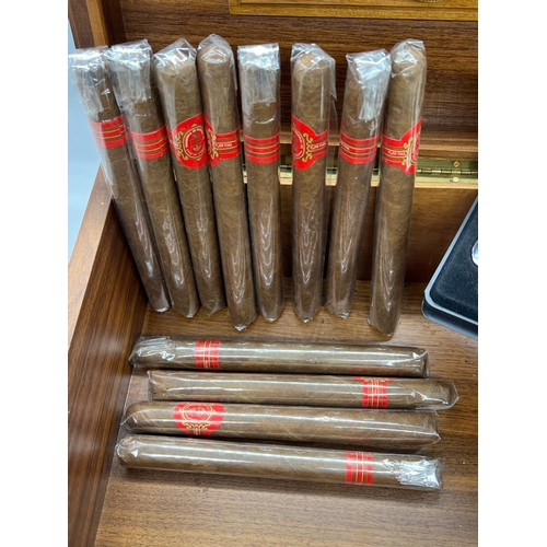 414 - A cigar humidor with twelve Filipinas cigars (H13cm W28cm D21cm)