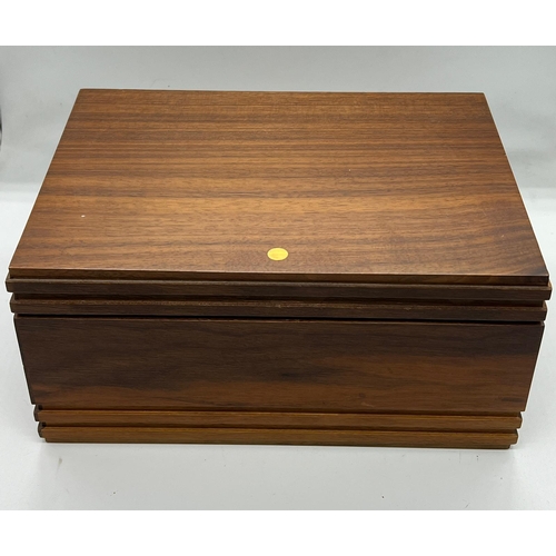 414 - A cigar humidor with twelve Filipinas cigars (H13cm W28cm D21cm)