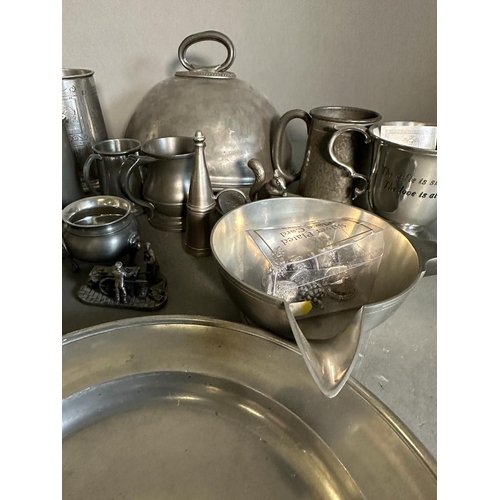 446 - A selection of pewter and white metal items to include tankards, plates and napkin rings