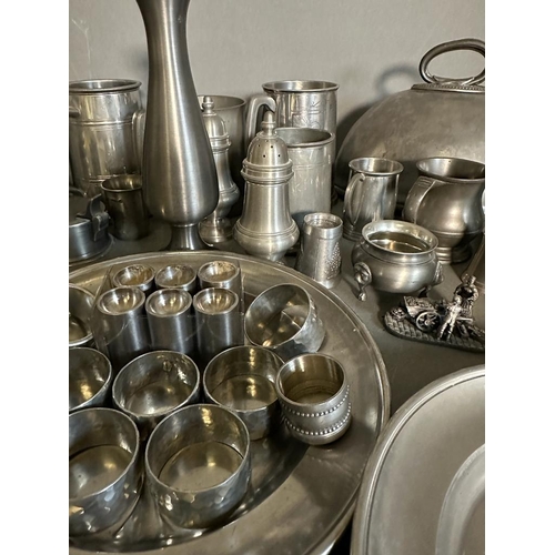 446 - A selection of pewter and white metal items to include tankards, plates and napkin rings