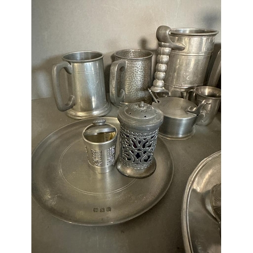 446 - A selection of pewter and white metal items to include tankards, plates and napkin rings