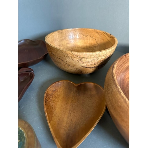 447 - A selection of treen to include bowls, plate and sculpture