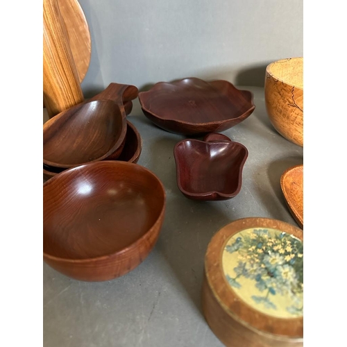 447 - A selection of treen to include bowls, plate and sculpture