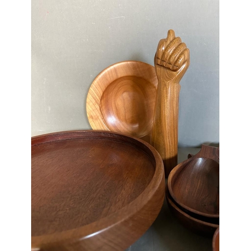 447 - A selection of treen to include bowls, plate and sculpture