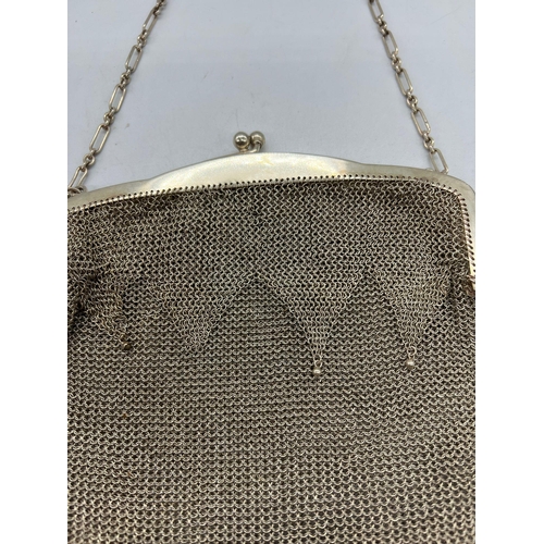 472 - A sterling silver and mesh purse (21cm x 14cm)