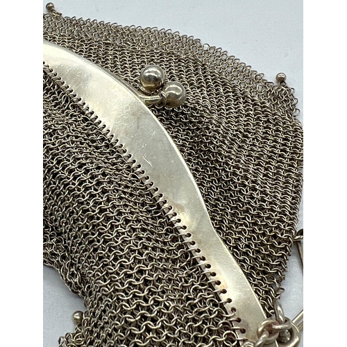 472 - A sterling silver and mesh purse (21cm x 14cm)