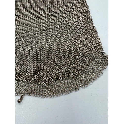 472 - A sterling silver and mesh purse (21cm x 14cm)