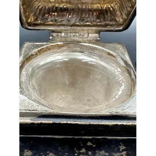 474 - A silver inkwell with glass liner by Hawksworth, Eyre & Co Ltd, hallmarked for Sheffield 1905.