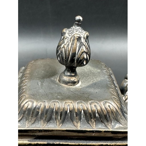 474 - A silver inkwell with glass liner by Hawksworth, Eyre & Co Ltd, hallmarked for Sheffield 1905.