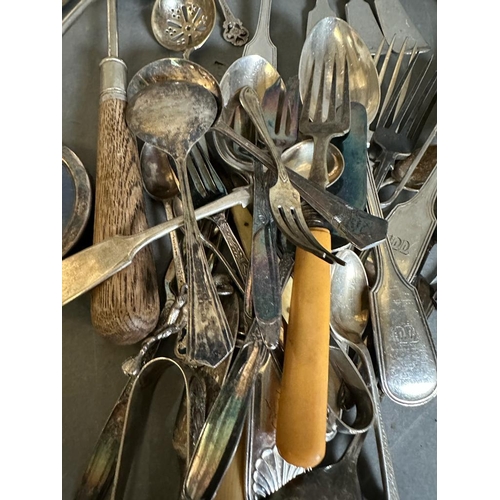 485 - A selection of silver plate and white metal items to include fish slices, sugar nips and a boxed set... 