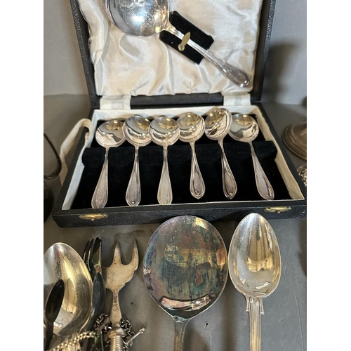 485 - A selection of silver plate and white metal items to include fish slices, sugar nips and a boxed set... 