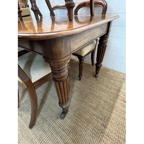 50 - A Regency style mahogany extendable table with six chairs of two different styles (H73cm W144cm D100... 