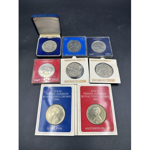 689 - A small selection of collectable Crown coins to include 1937 and 1953 Coronations.