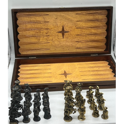 789 - A chess and backgammon set