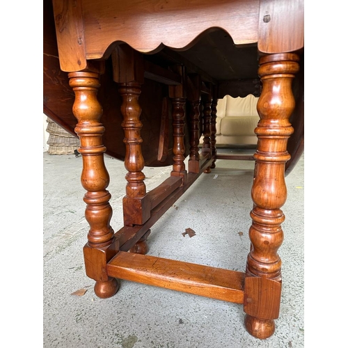 95 - A yew gate legged wake table 230x158 height 74 open depth 52 closed