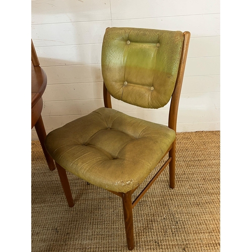 101 - A Mid Century teak circular extending table with four balloon back chairs (H73cm W120cm)