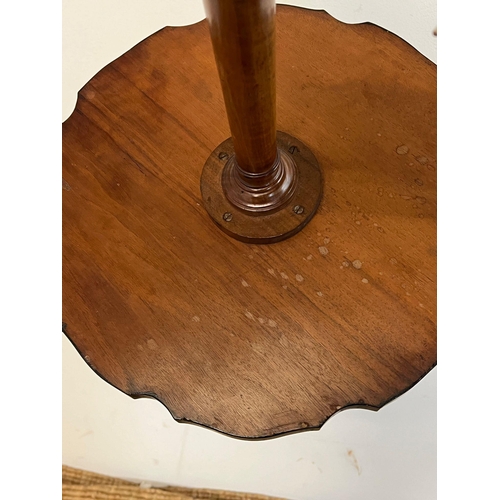 156 - A mahogany side table with piecrust edge (H64cm Dia40cm(