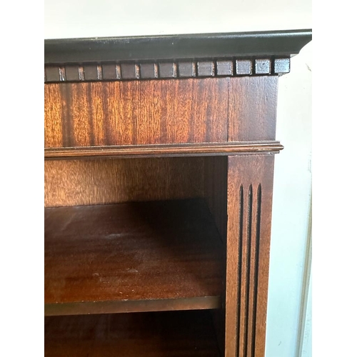 162 - A mahogany three shelf bookcase (H107cm W76cm D33cm)