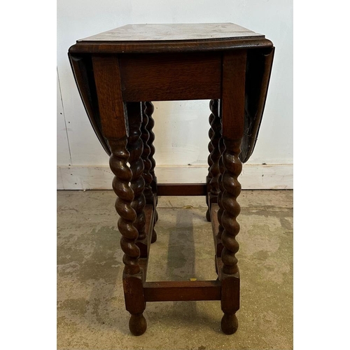 163 - An oak gate leg table on barley twist legs (H72cm W99cm D73cm)