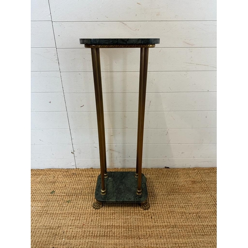 21 - A green marble topped plant stand on brass fluted column supports on brass lions paw feet (H91cm)