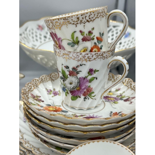 315 - A selection of bone china to include Royal Crown Derby, Wedgwood and Dresden