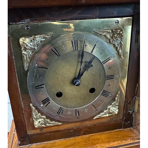 319 - An oak cased eight day mantel clock with brass face