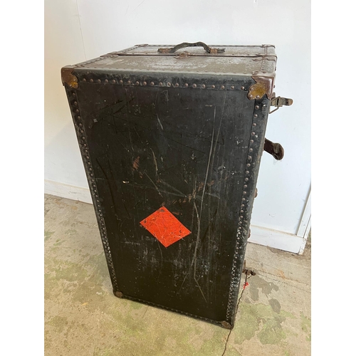 344 - A fantastic example of a  fitted steamer trunk, this gentleman's travelling wardrobe has a fitted in... 