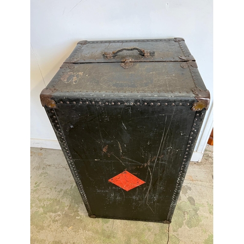 344 - A fantastic example of a  fitted steamer trunk, this gentleman's travelling wardrobe has a fitted in... 