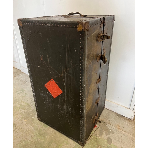 344 - A fantastic example of a  fitted steamer trunk, this gentleman's travelling wardrobe has a fitted in... 