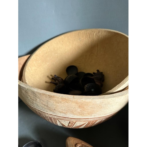 390 - A selection of tribal treen and other Africana to include bowls, gourds and carved animals