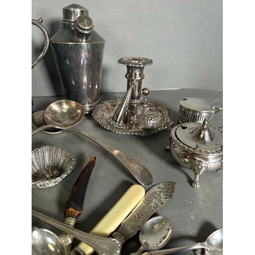 441 - A selection of silver plate and white metal items to include candlesticks, cruets and cutlery