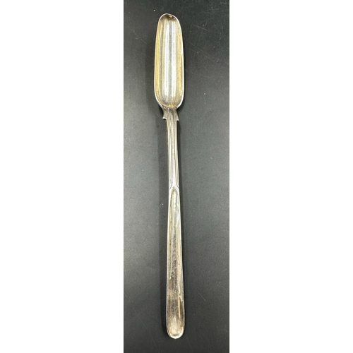 450 - A Georgian silver ladle and marrow scoop, hallmarked for London 1834, approximate total weight 140g.