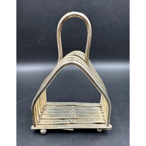 470 - An expandable toast rack in silverplate.