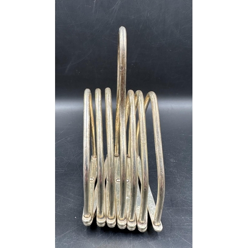 470 - An expandable toast rack in silverplate.