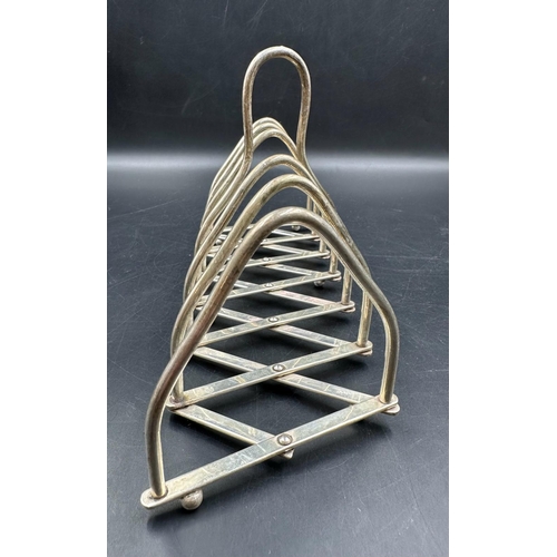 470 - An expandable toast rack in silverplate.