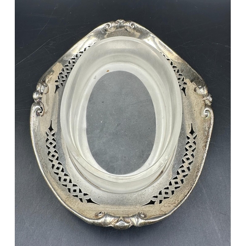 474 - A silver framed glass bowl with pierced decoration, hallmarked for Sheffield 1919 by R F Mosley & Co