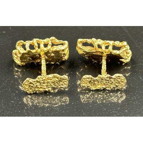 512 - A pair of 9ct gold cuff links with makers mark L'Cise, with interesting molten gold style finish, ap... 